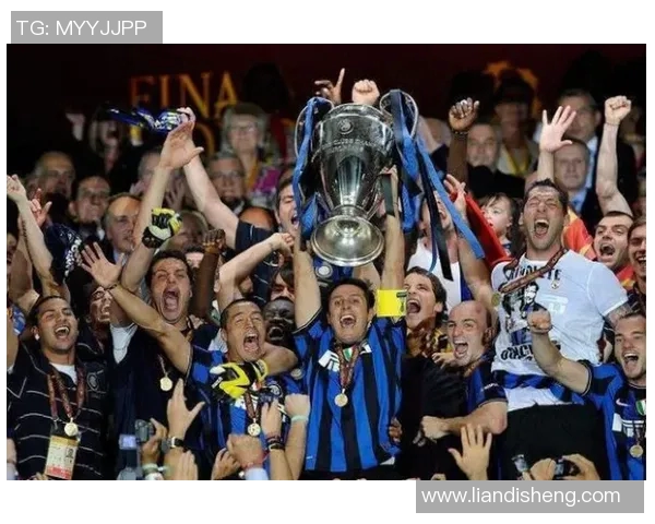 三位传奇足球巨星汇聚一堂，挑战足坛巅峰，点燃球迷激情与梦想